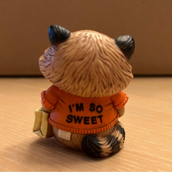 Hallmark vintage Merry Miniatures Halloween “Shirt Tales” figurine from 1983. - Picture 5 of 7